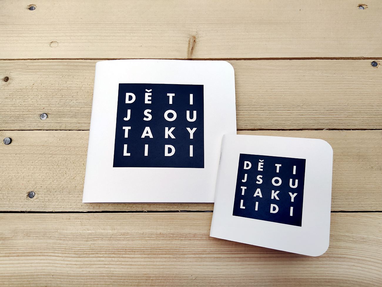 Ručně vyrobený čtvercový sešit "Děti jsou taky lidi" Formát: Čtverec 14,5 x 14,5 cm